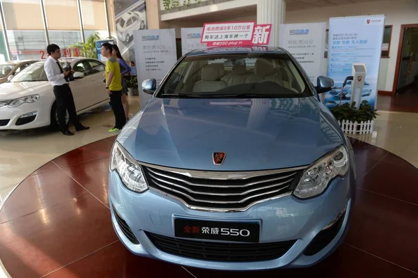 Roewe 550 Hibrid Autó Saic Motor Kijelzőn Forgalmazási Roewe Pudong — Stock Fotó