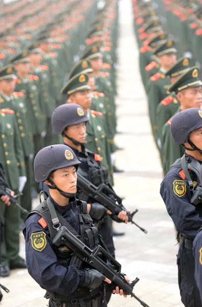 Chinesische Soldaten Der Volksbefreiungsarmee Versammeln Sich Während Einer Vereidigungszeremonie Der — Stockfoto