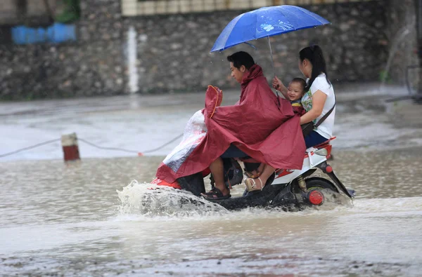 Domy Pół Zanurzone Przez Ciężki Deszcz Wiosce Guanyin Gongcheng Yao — Zdjęcie stockowe