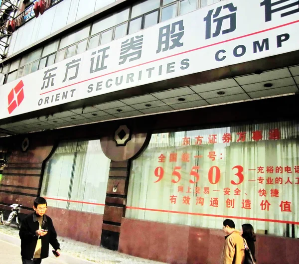 Pedestres Passam Por Uma Filial Orient Securities Company Xangai China — Fotografia de Stock