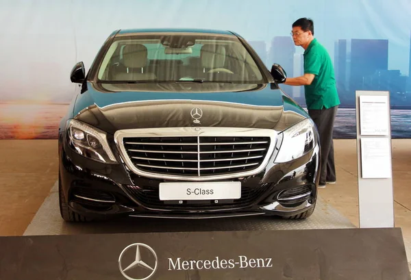 Ένας Επισκέπτης Εξετάζει Ένα Αυτοκίνητο Mercedes Benz Class Στην Οθόνη — Φωτογραφία Αρχείου