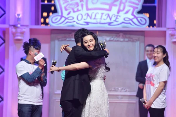 Chinese Actrice Bingbing Fan Center Hugs Host Chen Tijdens Persconferentie — Stockfoto