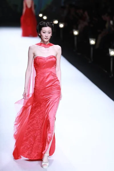 Model Wyświetla Nowe Stworzenie Pokaz Mody Marki Sukni Ślubnych Chiński — Zdjęcie stockowe