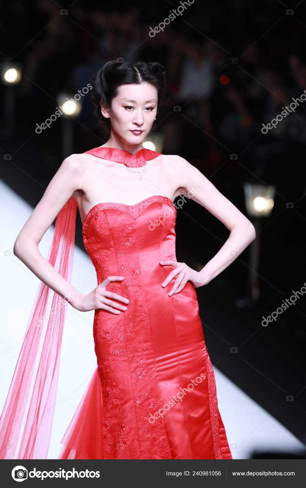 Modelo Muestra Una Creacion Nueva Desfile Marca Fabrica Vestido Boda Foto Editorial De Stock C Chinaimages 240981056