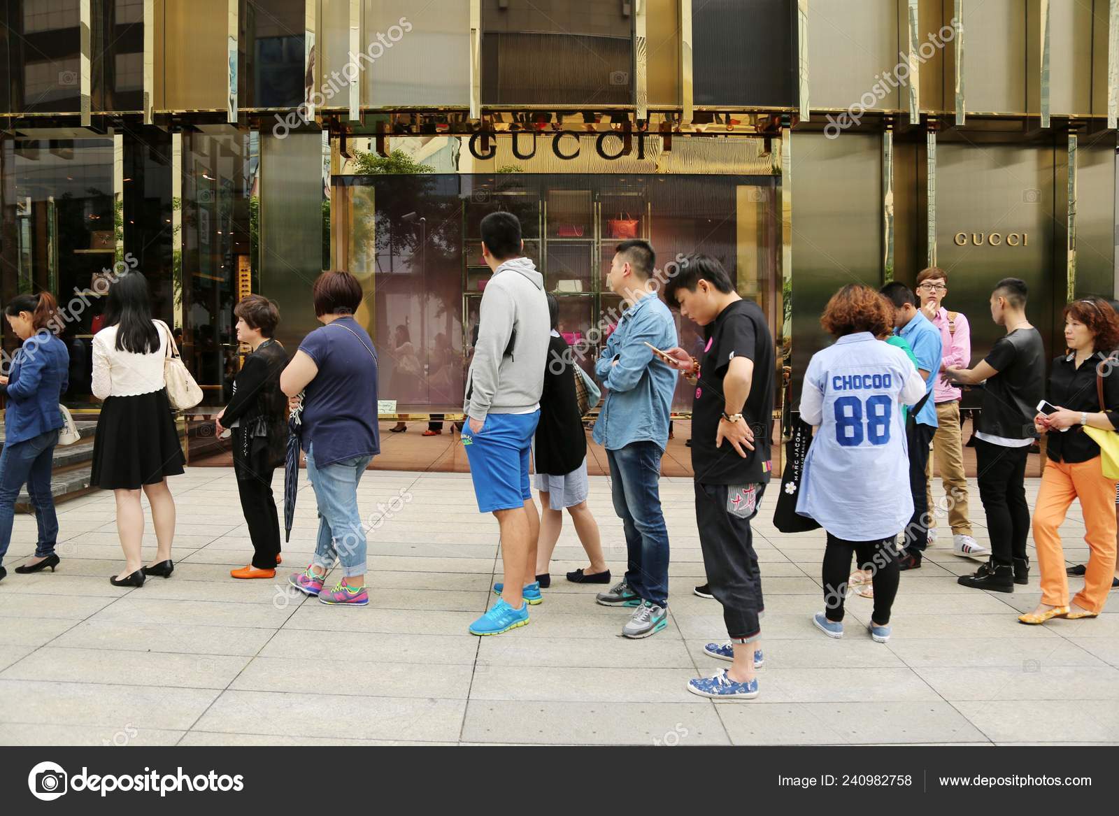 FILE--Chinese customers queue up in front of a boutique of Louis