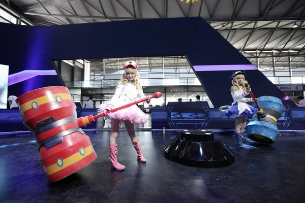Showgirls Cosplay Kostümleri Poz Çin Dijital Eğlence Expo Sırasında Olarak — Stok fotoğraf