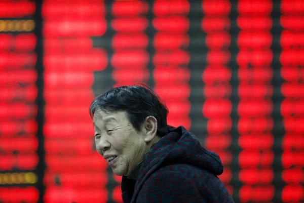 Ein Chinesischer Investor Lächelt Vor Einem Bildschirm Auf Dem Die — Stockfoto