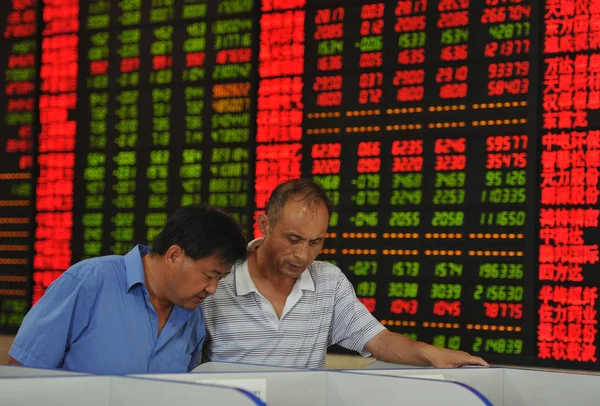 Стурбований Китайські Інвестори Зображені Перед Екраном Відображення Цін Акцій Червоний — стокове фото