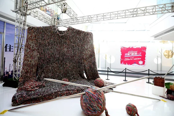 Una Enorme Instalación Arte Suéter Exhibe Centro Comercial Ciudad Shenyang — Foto de Stock