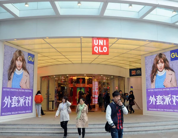 Pejalan Kaki Melewati Sebuah Toko Uniqlo Shanghai China November 2014 — Stok Foto