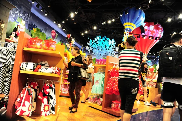 Klanten Winkelen Disney Flagship Store Het Financiële District Lujiazui Pudong — Stockfoto