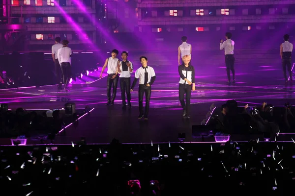 Miembros Del Grupo Chicos Surcoreano Chino Exo Actúan Durante Concierto — Foto de Stock