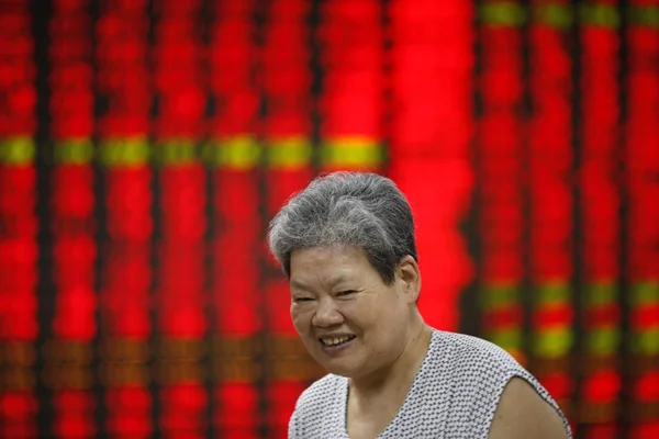 Китайський Інвестора Посмішки Перед Екраном Відображення Цін Акцій Червоний Зростання — стокове фото