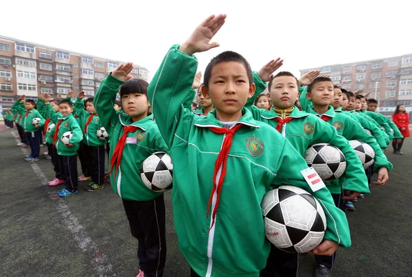 Jovens Estudantes Chineses Cumprimentam Bolas Futebol Durante Cerimônia Bandeira Cerimônia — Fotografia de Stock