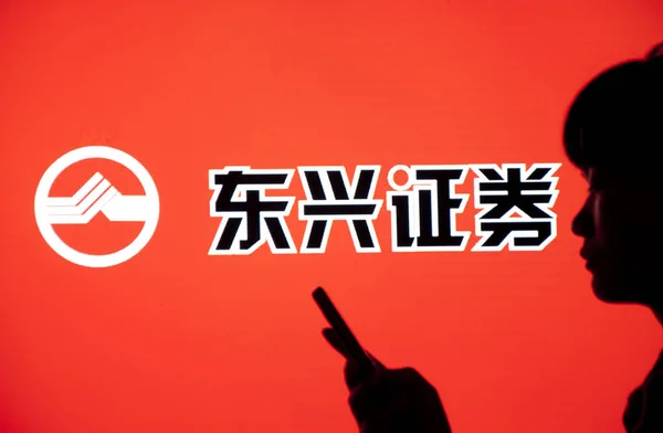2013년 후난성 샤오양시의 동싱증권 앞에서 보행자가 스마트폰을 사용하고 — 스톡 사진