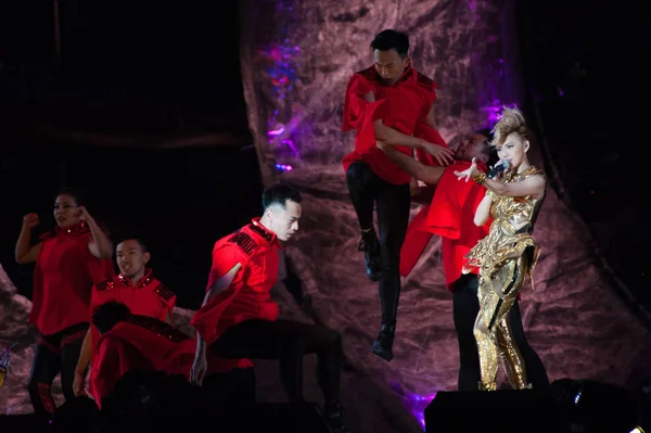 新加坡歌手孙燕姿 在中国东部山东省青岛市举行的音乐会上表演 2015年6月13日 — 图库照片