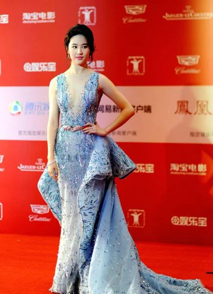 Actriz China Liu Yifei Posa Sobre Alfombra Roja Del Evento — Foto de Stock