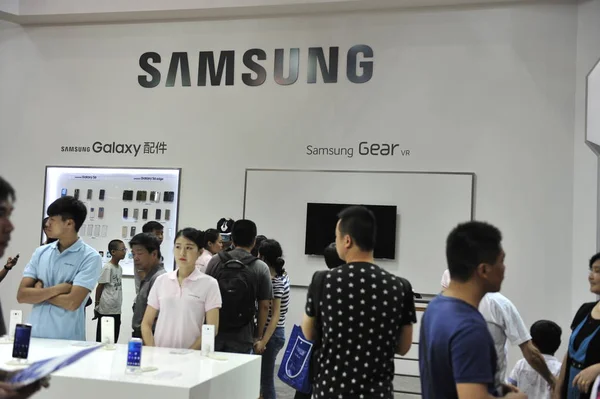 Les Gens Visitent Stand Samsung Lors Une Exposition Dans Ville — Photo