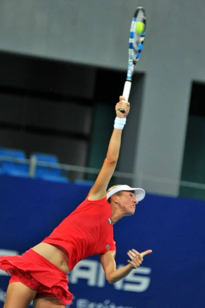 2015年9月24日 在中国南方广东省广州市举行的2015年广州网球公开赛上 捷克选手德尼莎 阿莱托娃在与罗马尼亚选手西莫娜 哈勒普的四分之一决赛中发球 — 图库照片