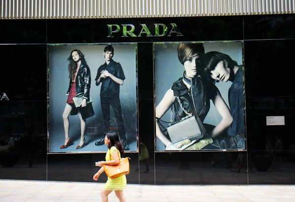 Pedestre Passa Por Uma Boutique Prada Chongqing China Junho 2015 — Fotografia de Stock