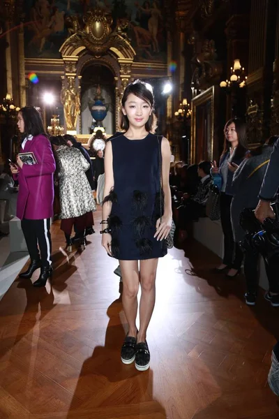 2015年3月9日 在法国巴黎举行的2015年巴黎冬季时装周上 中国女演员周东宇在斯特拉 麦卡特尼时装秀上摆姿势 — 图库照片