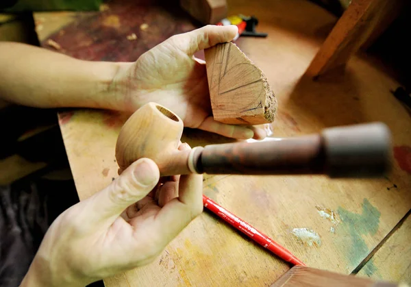Chiński Robotnik Shao Zhixiu Projektuje Nowe Rury Handmade Tytoniu Swoim — Zdjęcie stockowe