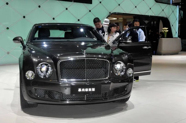 Bezoekers Kijken Een Bentley Mulsanne Tijdens 16E Shanghai International Automobile — Stockfoto