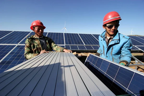Китайские Рабочие Устанавливают Солнечные Батареи Фотоэлектрической Электростанции Weining Hui Miao — стоковое фото