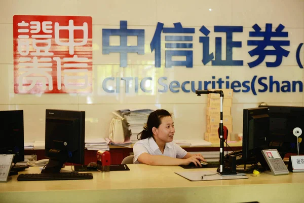 Empleado Chino Visto Una Sucursal Citic Securities Ciudad Qingdao Provincia — Foto de Stock
