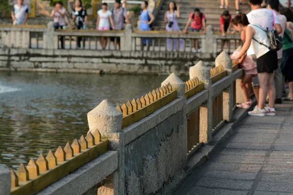 Clavos Madera Instalan Las Barandillas Alrededor Una Piscina Templo Putuo — Foto de Stock