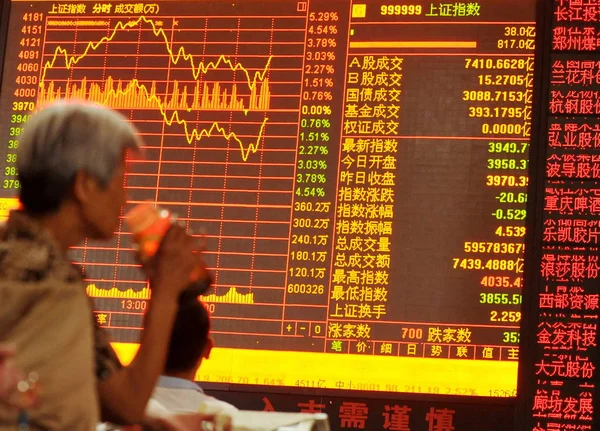2015年7月14日 中国东部安徽省阜阳市一家股票经纪公司的股价和上证综指 — 图库照片