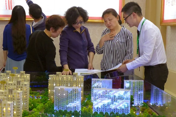 Kínai Munkavállaló Bemutatja Modellek Lakossági Lakás Épületek Homebuyers Során Ingatlanvásáron — Stock Fotó
