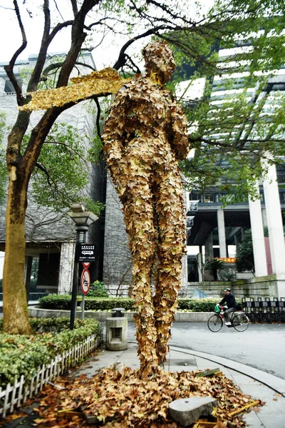 Une Œuvre Art Géante Forme Homme Faite Feuilles Tombées Est — Photo