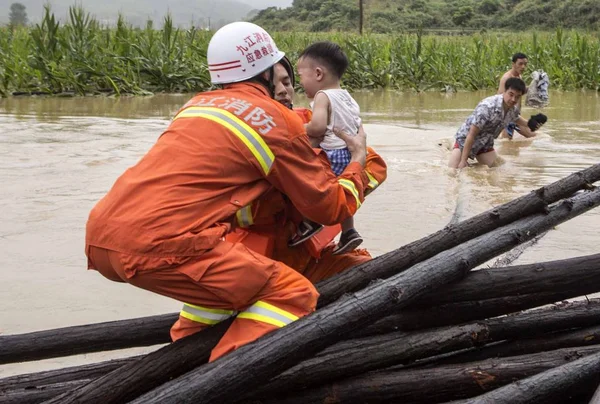 Китайские Пожарные Эвакуируют Местных Жителей Затопленных Районов Вызванных Сильными Дождями — стоковое фото