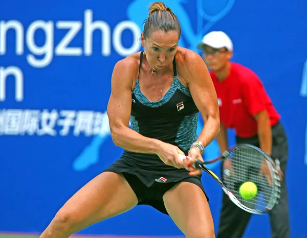 セルビアのエレナ ヤンコビッチが広州市に中国南部の広東省 2015 2015 Wta 広州オープン テニス トーナメントの間に女子シングルスの最終戦でチェコ共和国の館 Allertova にショットを返します — ストック写真