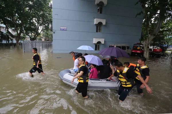 Rescatadores Chinos Evacuan Estudiantes Áreas Inundadas Después Fuertes Lluvias Universidad —  Fotos de Stock