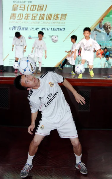 Jóvenes Futbolistas Muestran Habilidades Futbolísticas Durante Ceremonia Lanzamiento Real Madrid — Foto de Stock