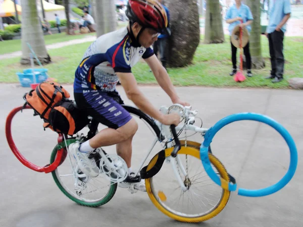 Peking Rezidens Meng Jie Lovagol Felszereléssel Látják Kerékpár Díszített Olimpiai — Stock Fotó