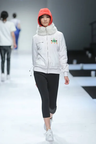 Modell Visar Skapelse Den Shang Jie Insh Heller Modevisning Shanghai — Stockfoto
