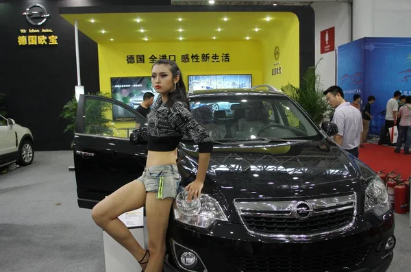 Model Poses Opel Car General Motors Automobile Exhibition Wuhan City — Stock Photo, Image