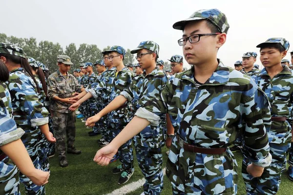 Fiatal Kínai Diákok Részt Vesznek Egy Katonai Tréningen Lianyungang Városban — Stock Fotó