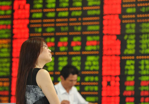 2015年8月3日 中国东部安徽省阜阳市一家股票经纪公司的股票价格 价格上涨为红色 价格下跌为绿色 — 图库照片