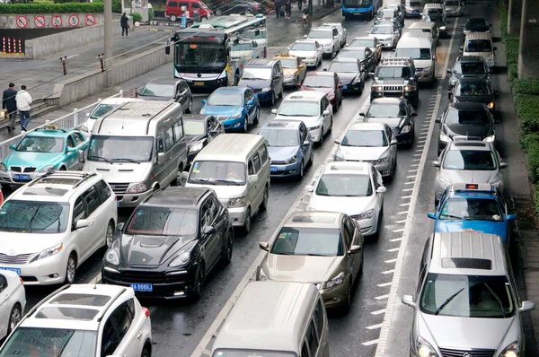 2015年4月4日 中国東部の浙江省杭州市の清明祭の間 道路の交通渋滞で大量の車両がゆっくりと移動します — ストック写真