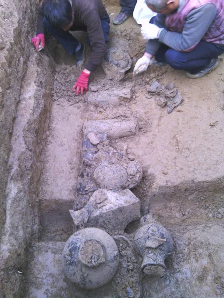 Китайські Археологи Розкопати Гончарні Вироби Могилі Комплекс Побудований Між Воюючих — стокове фото
