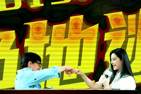 Китайская Актриса Фань Бинбин Справа Взаимодействует Гонконгской Звездой Боевиков Джеки — стоковое фото