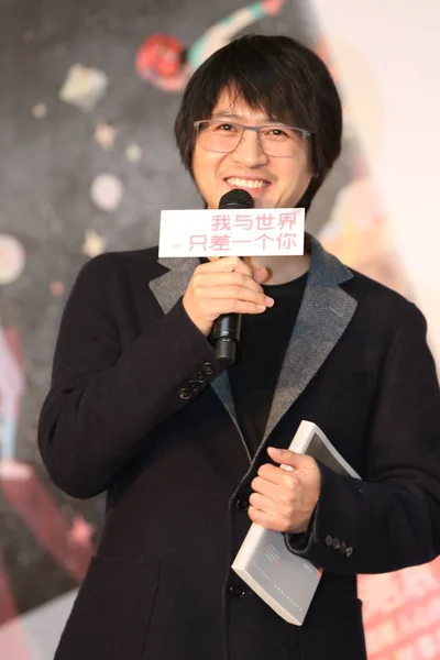 2015年4月9日 中国电影导演 作家韩汉在中国上海为中国作家张浩辰的新书举办的宣传活动中微笑 — 图库照片