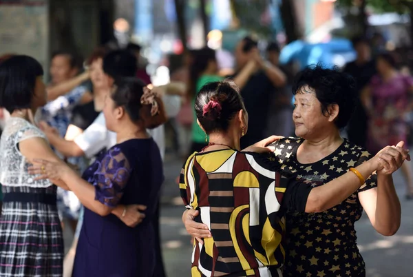Mujeres Chinas Jubiladas Bailan Parque Ciudad Qionghai Provincia Hainan Sur — Foto de Stock