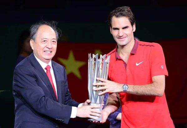 File Roger Federer Suiza Derecha Recibe Trofeo Campeón Xiao Tian — Foto de Stock