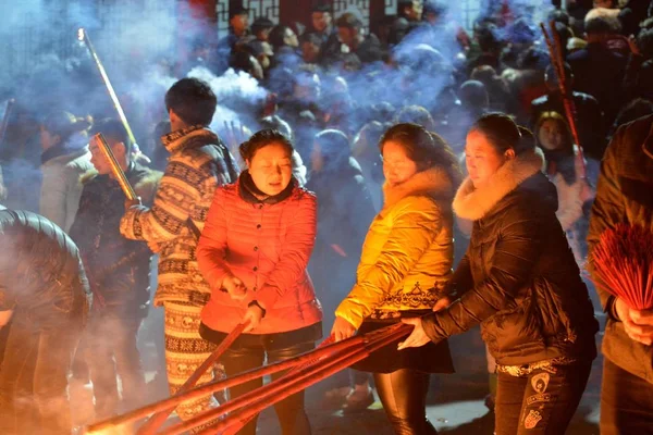 Chinesische Gläubige Verbrennen Räucherstäbchen Für Glück Beten Und Das Jahr — Stockfoto