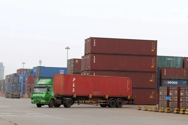 Lastbil Transporterar Container Kaj Hamnen Rizhao Rizhao City Östra Kinas — Stockfoto
